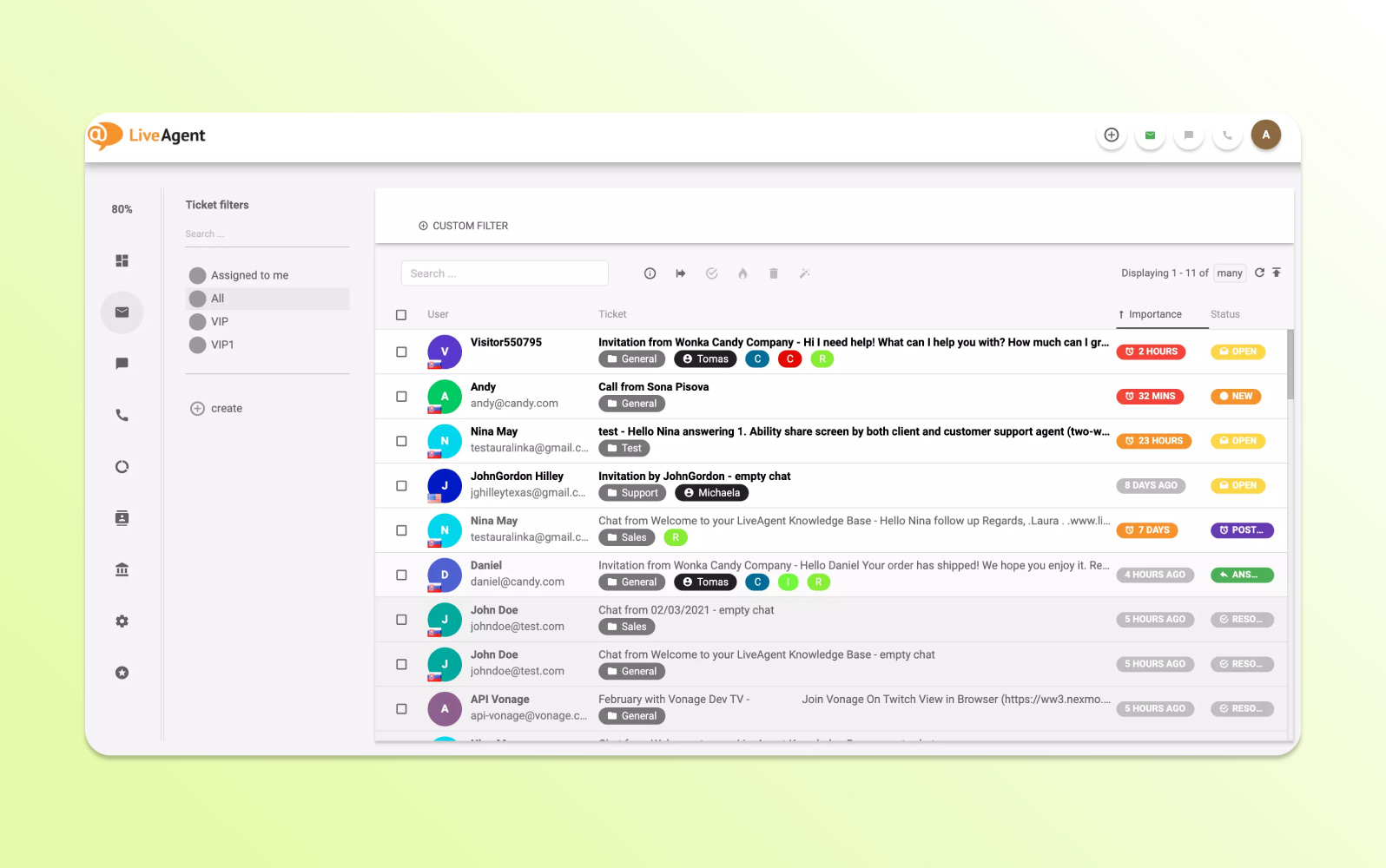 Screenshot des LiveAgent-Helpdesk-Ticketingsystems, das einen einheitlichen Posteingang für E-Mails, Chats und Social-Media-Nachrichten anzeigt.