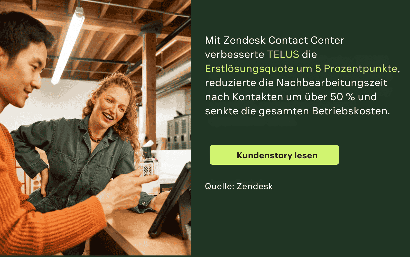 Zwei Personen lächeln und besprechen etwas an einem Tablet in einem gemütlichen Arbeitsbereich; neben Text zur Zendesk Customer Success Story von TELUS.