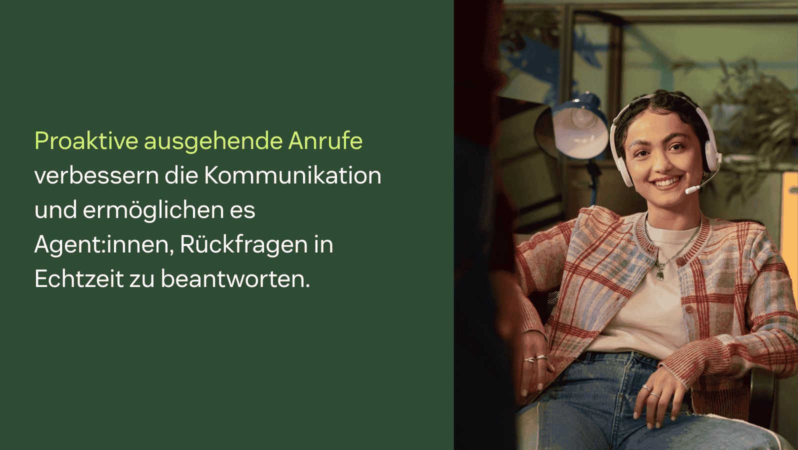 Eine lächelnde Call-Center-Agent:in mit Headset sitzt entspannt an ihrem Schreibtisch. Der Text daneben lautet: „Proaktive ausgehende Anrufe verbessern die Kommunikation, sodass Agent:innen Rückfragen in Echtzeit beantworten können.“.