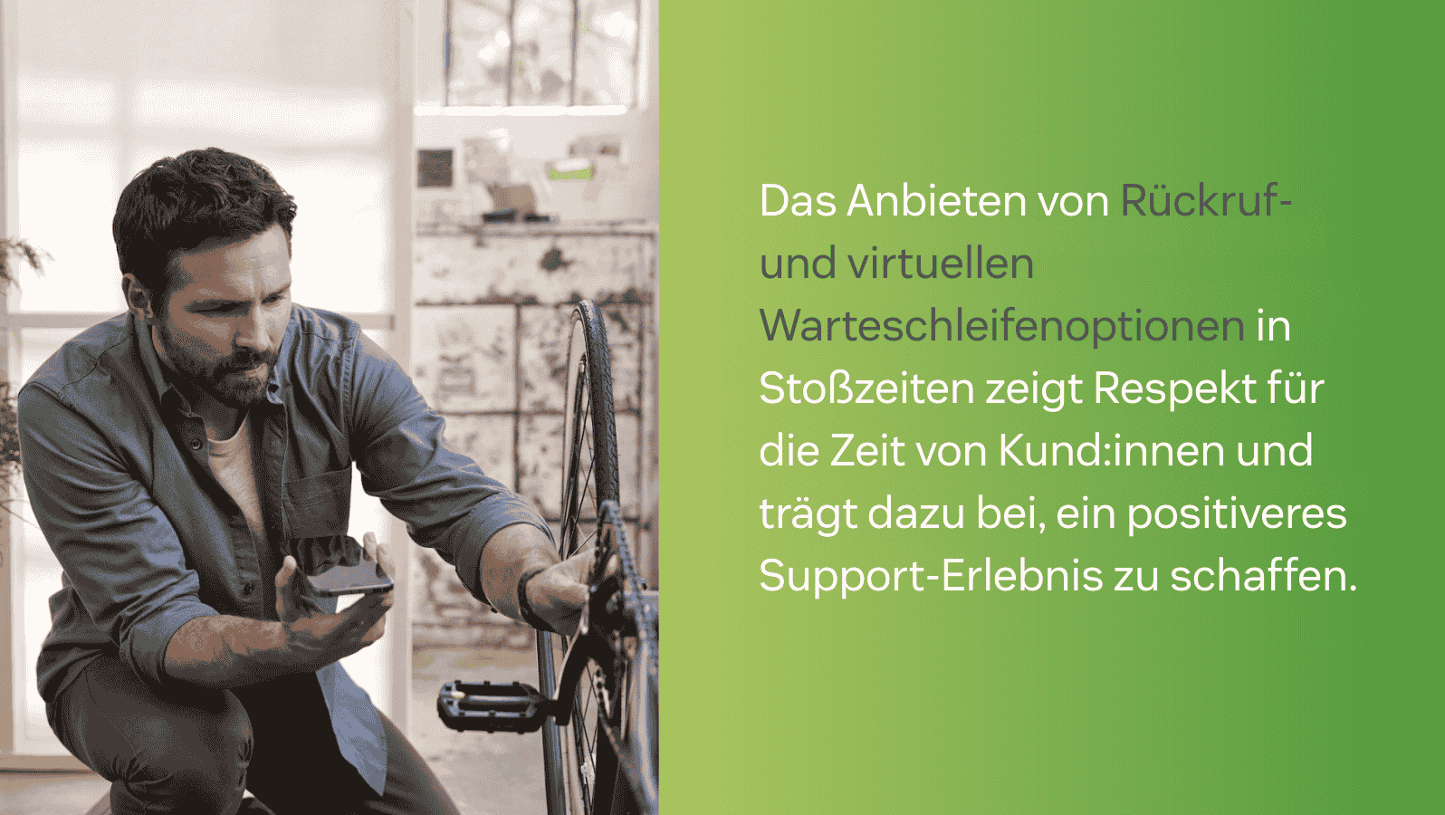 Ein Mann nutzt sein Smartphone, während er ein Fahrrad repariert. Daneben steht: „Rückruf- und virtuelle Warteschleifenoptionen in Stoßzeiten zeigen Respekt für die Zeit von Kund:innen und schaffen ein positiveres Support-Erlebnis.“