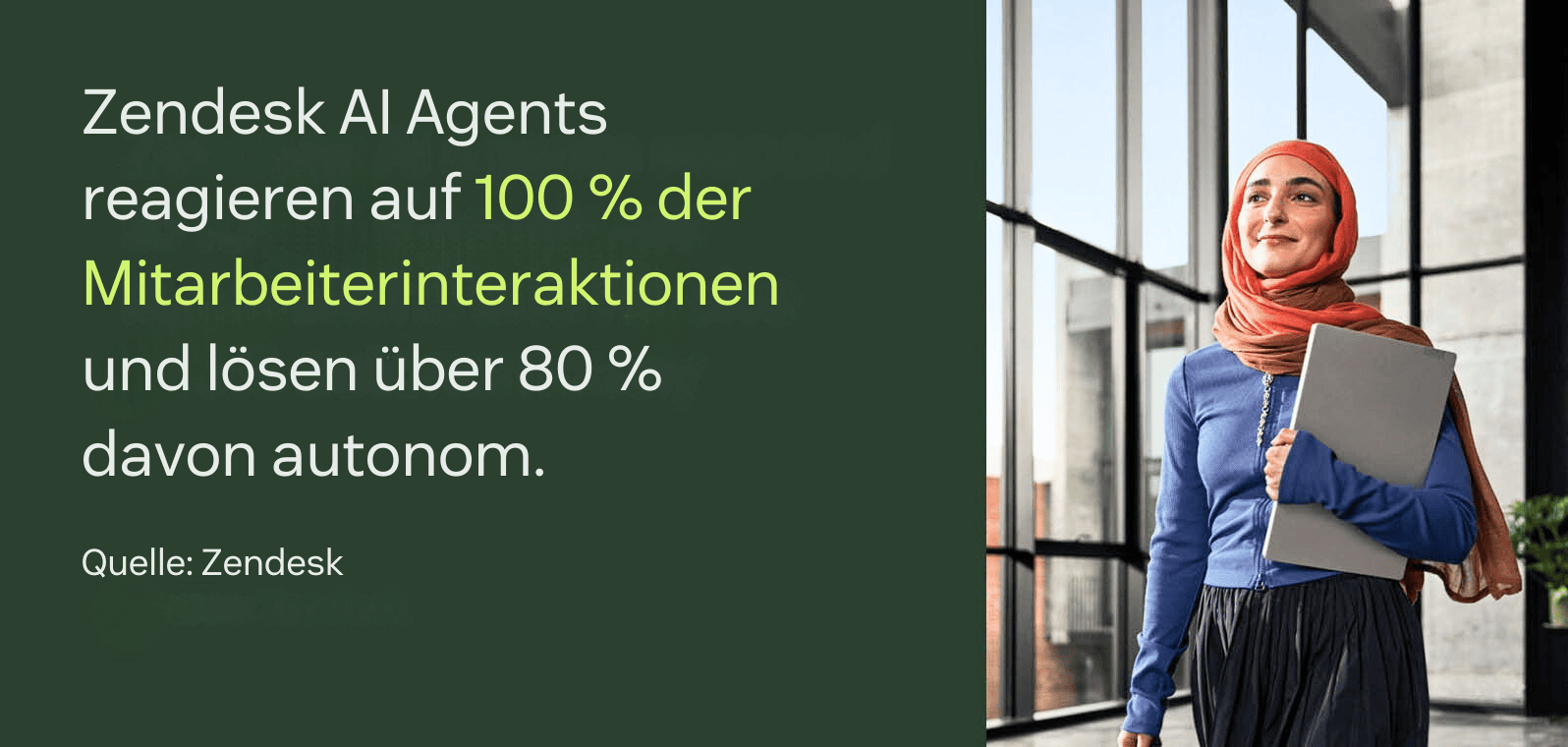 Eine Mitarbeiterin mit Laptop neben einer positiven Statistik zu Zendesk-KI.